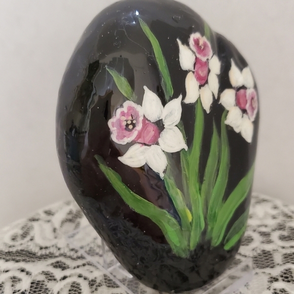 Hand painted white Daffodils on black stone - Picture 6 of 7